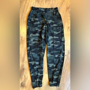 Old Navy Active camo jogger. Women’s XS. Stretchtech. Excellent condition.